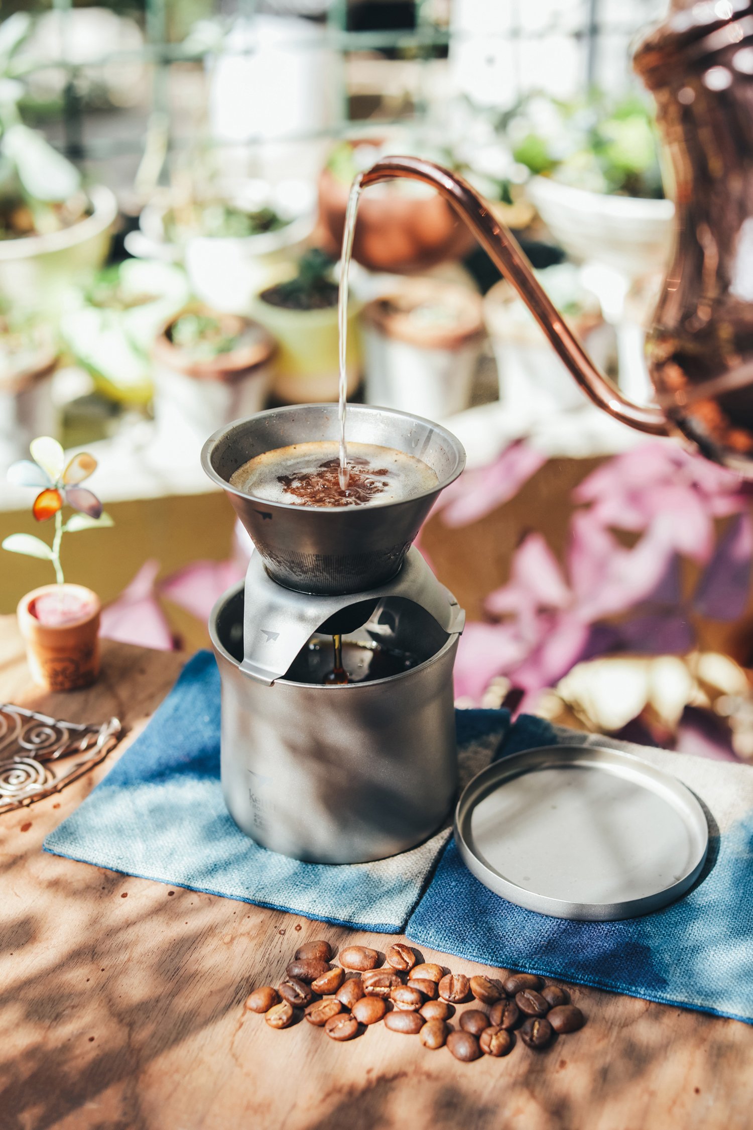 Kaffeezubereitung im Keith Titanium Tee-und Kaffeefilter